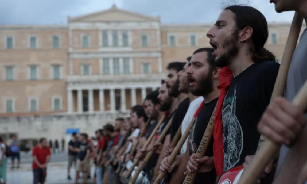 Βουλή για τις διαδηλώσεις: Οι διοργανωτές φέρουν ευθύνη μόνο αν παρακινούν ή συμμετέχουν σε επεισόδια
